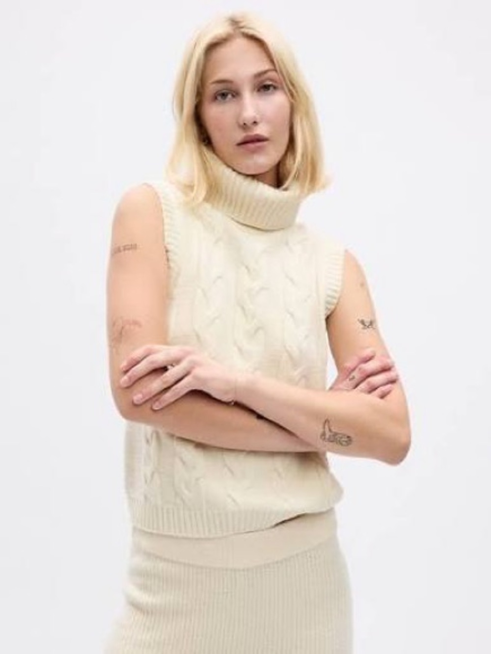 GAP Women's Ivory sleeveless Cable-Knit Turtleneck Sweater
